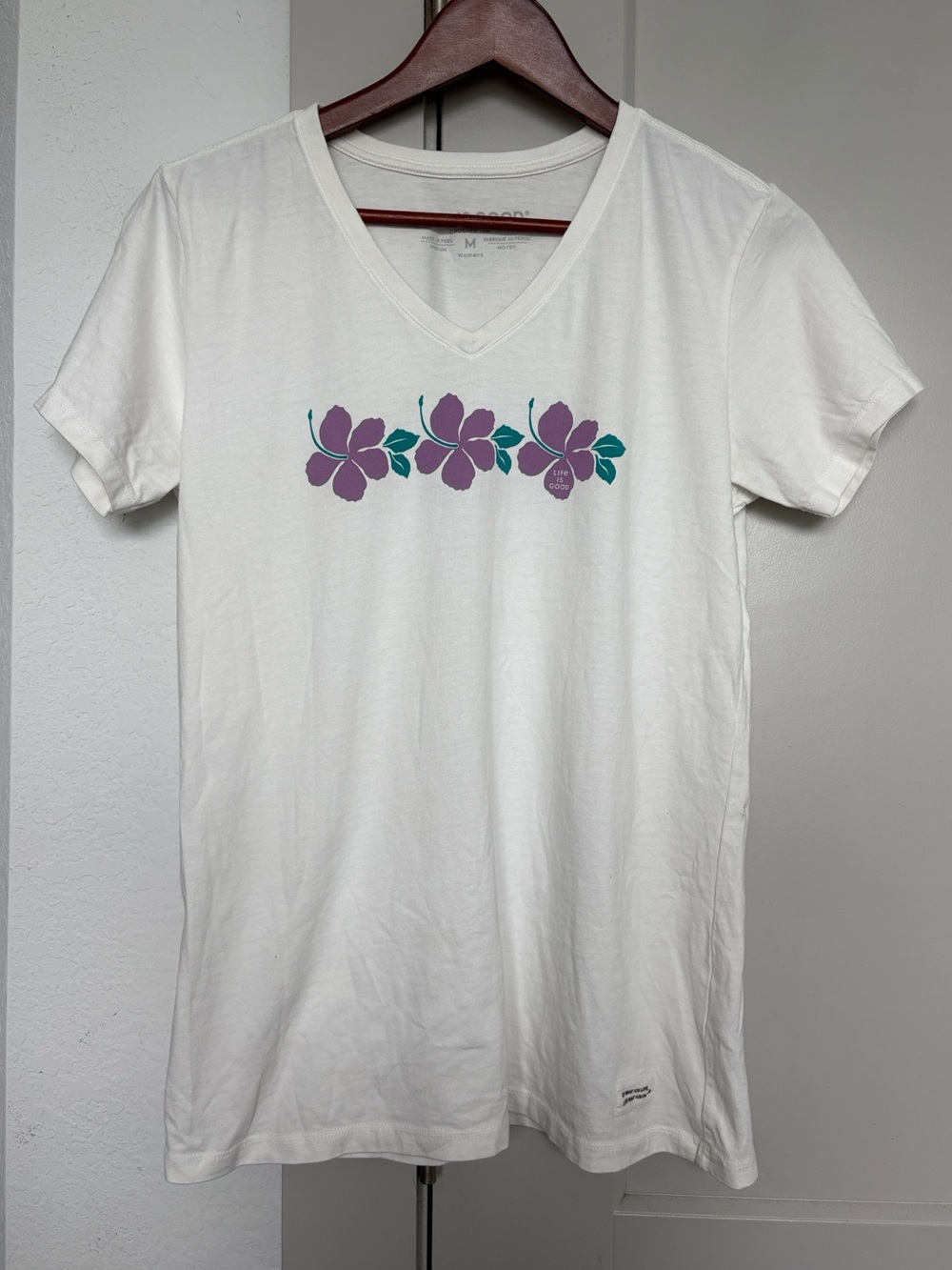 LIFE IS GOOD WHITE PURPLE FLOWER VNECK GRAPHIC SHORT SLEEVE TSHIRT WOMENS MEDIUM